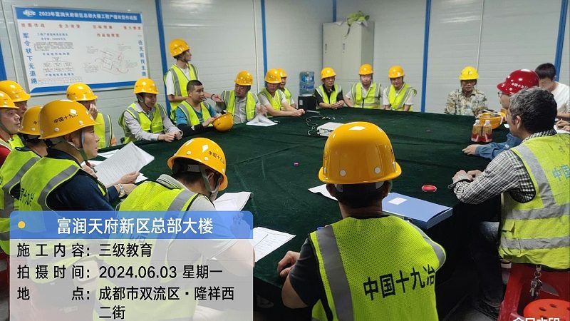 在选择建造师培训机构时，除了关注报名流程的便捷性，还应考察机构的资质与师资力量：